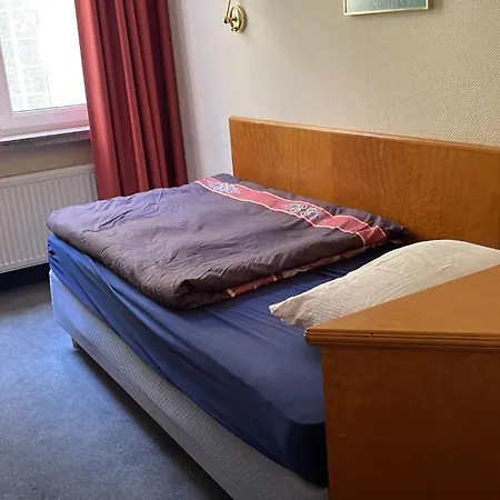 Hostel Mondstrahl Saal & *